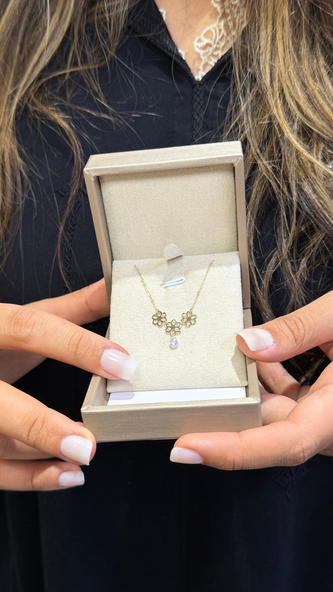 Collier Trois Fleurs & Goutte en Or 18K