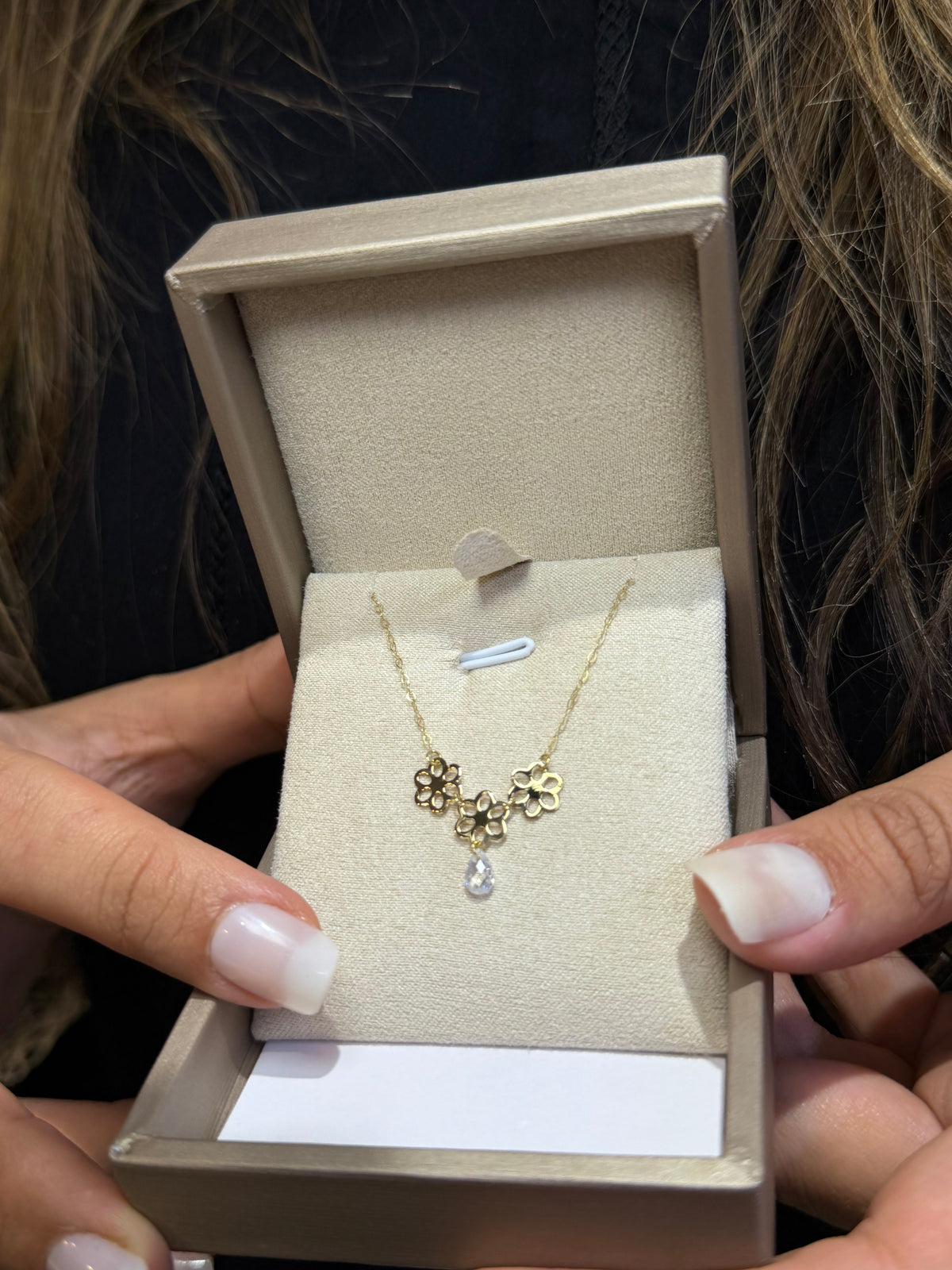 Collier Trois Fleurs & Goutte en Or 18K porté
