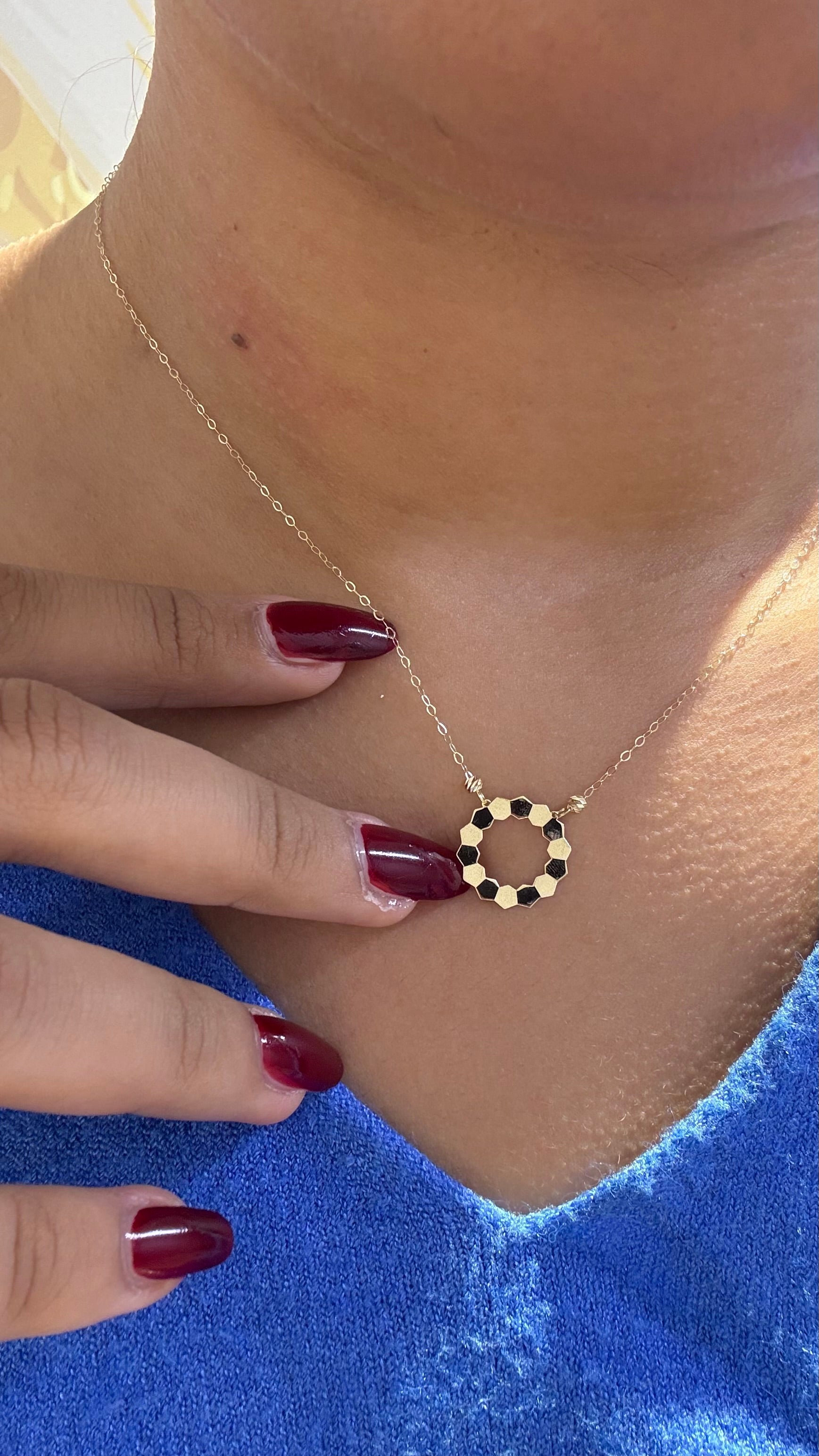 Collier Cercle Facetté en Or 18K détail