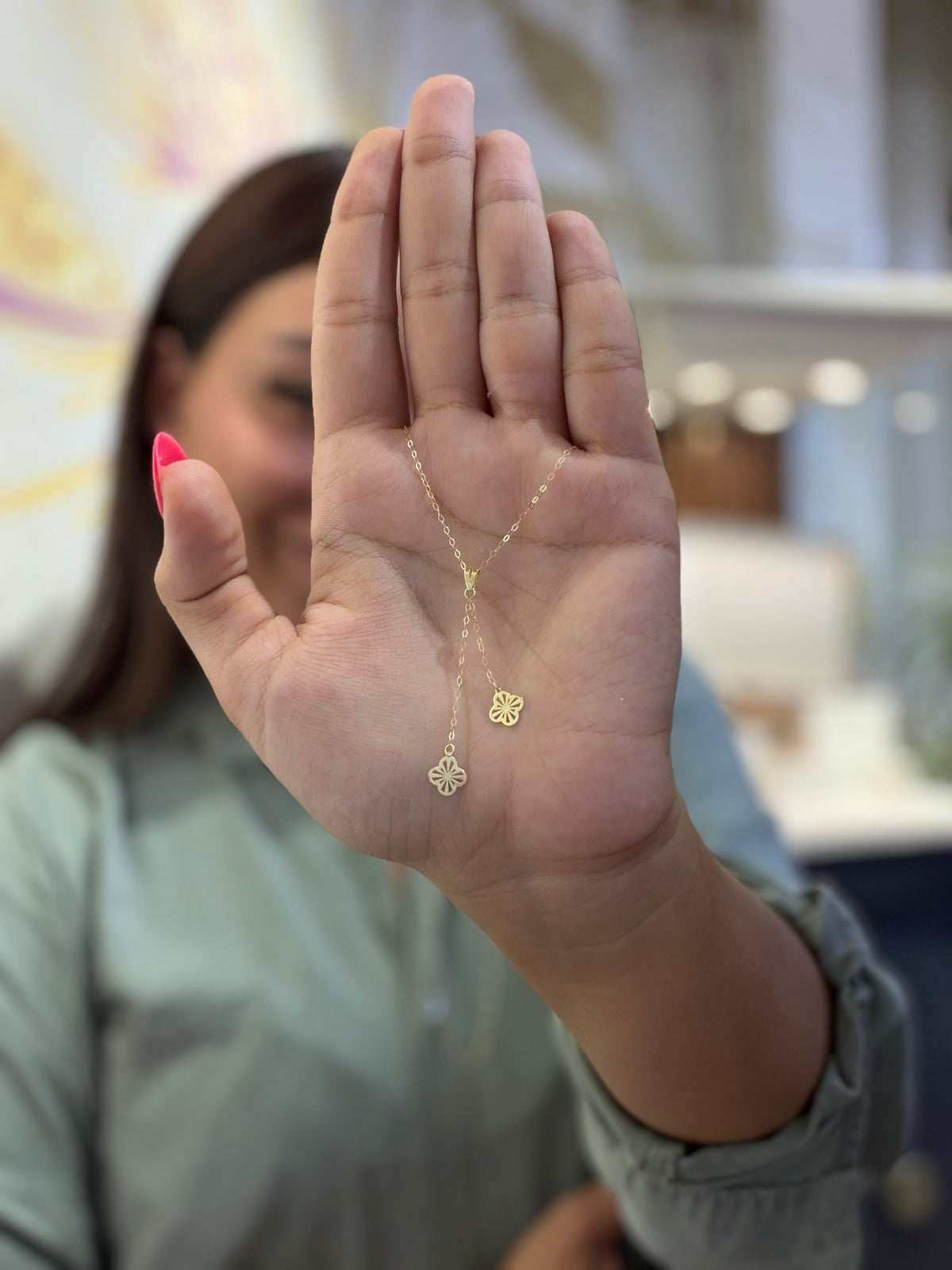 Collier Lariat Fleur Ajourée en Or 18K porté
