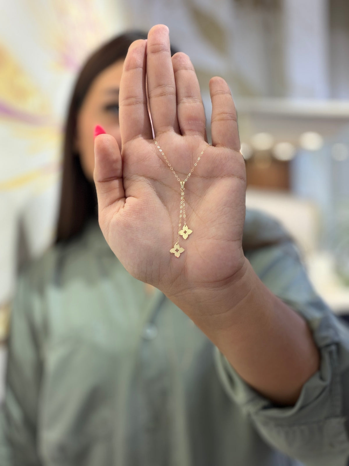 Collier Lariat Trèfle en Or 18K porté