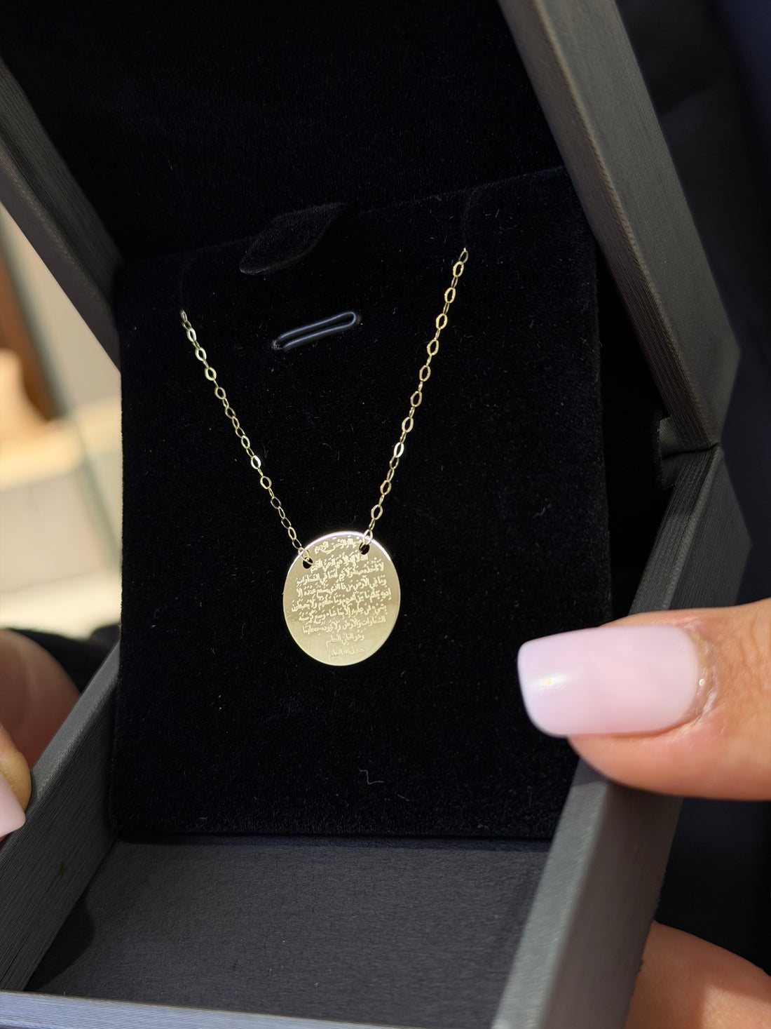 Collier Médaillon Gravé en Or 18K