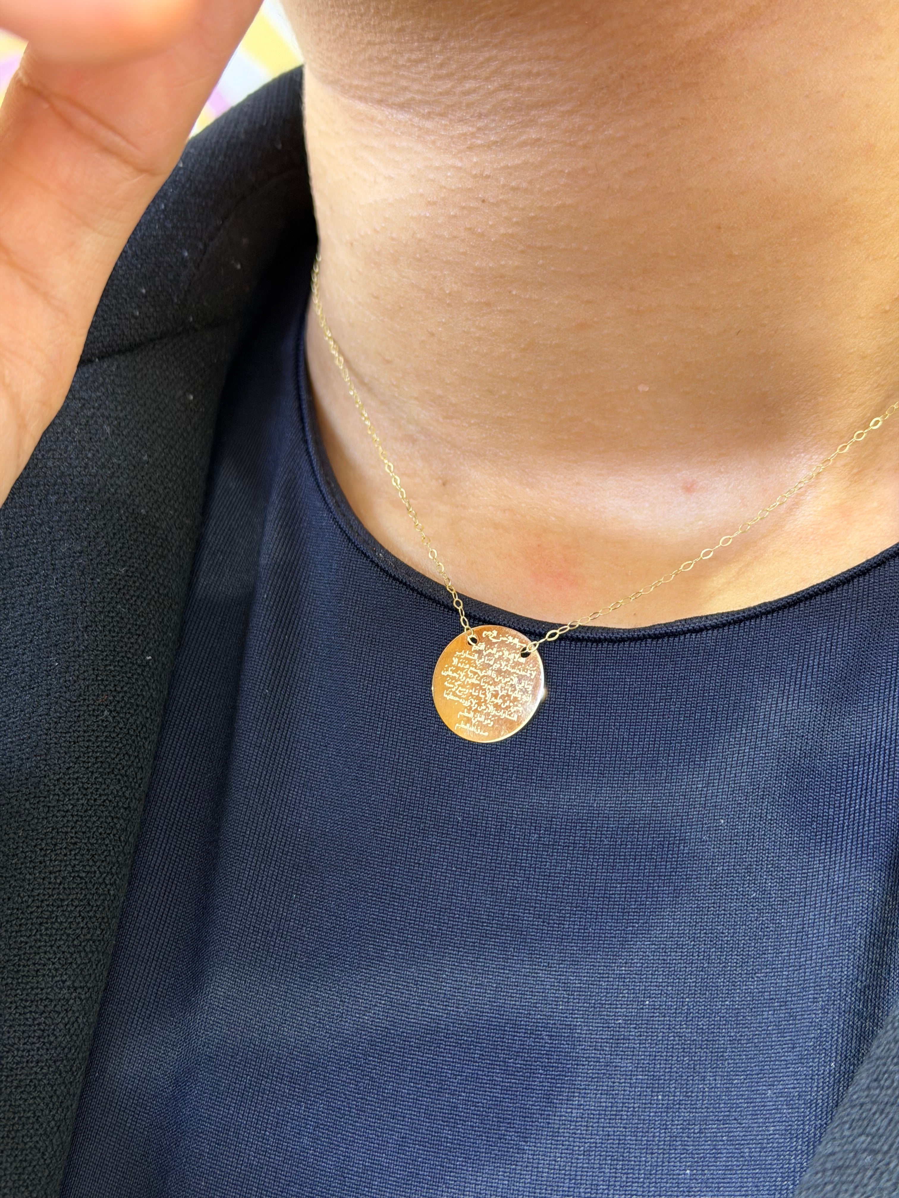 Collier Médaillon Gravé en Or 18K porté