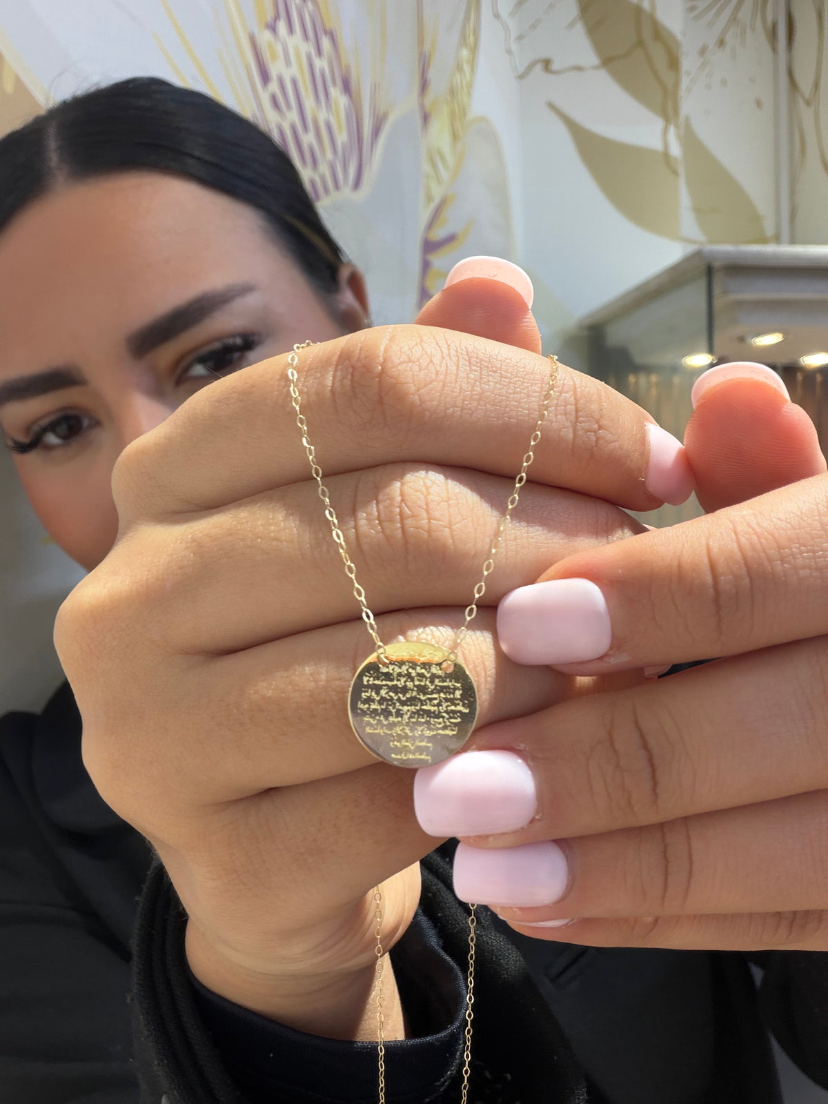Collier Médaillon Gravé en Or 18K détail