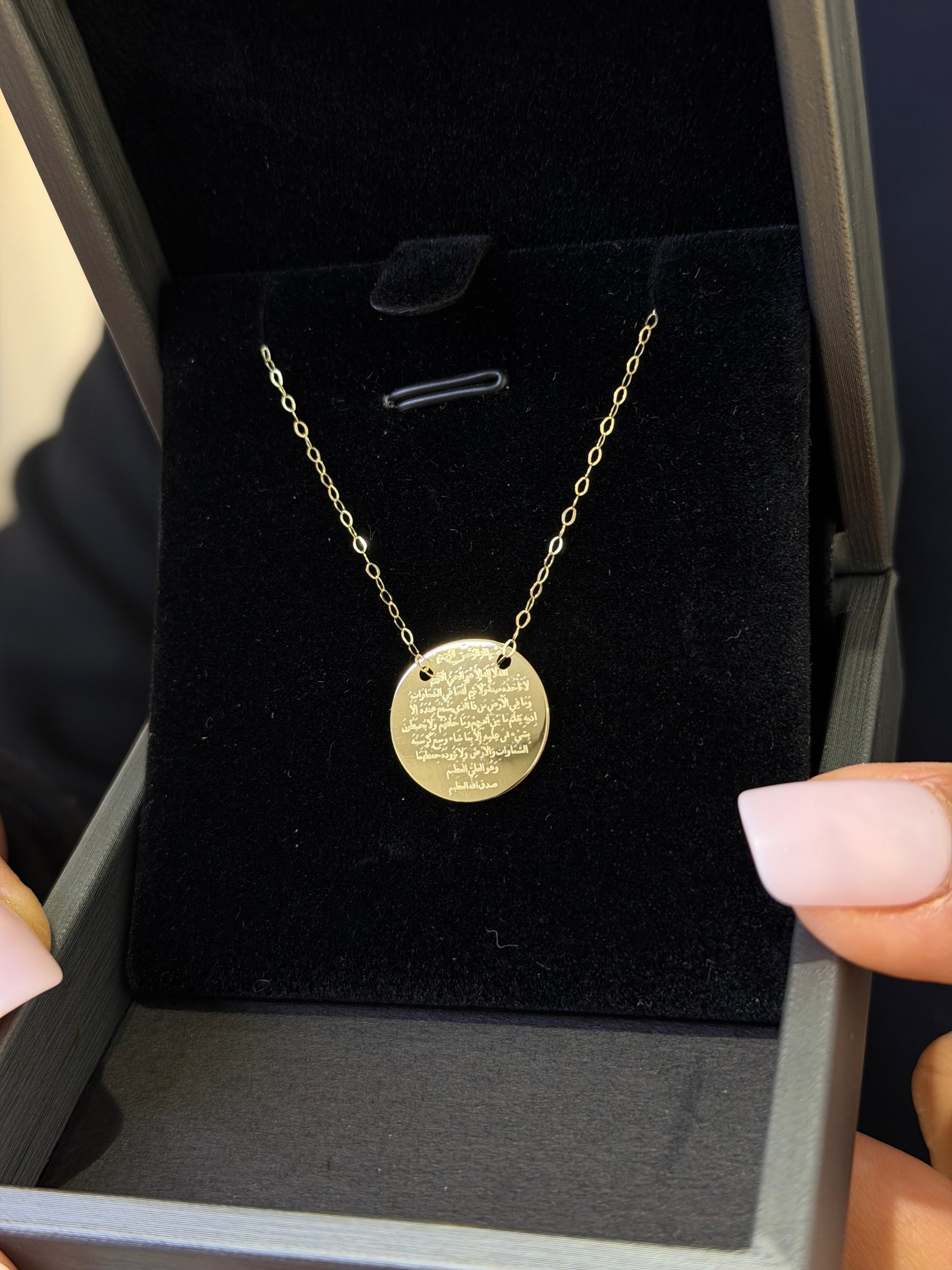 Collier Médaillon Gravé en Or 18K