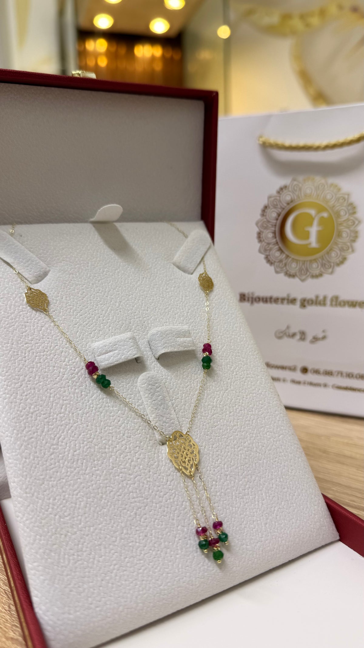 Collier Pierres Rouge & Vert en Or 18K porté