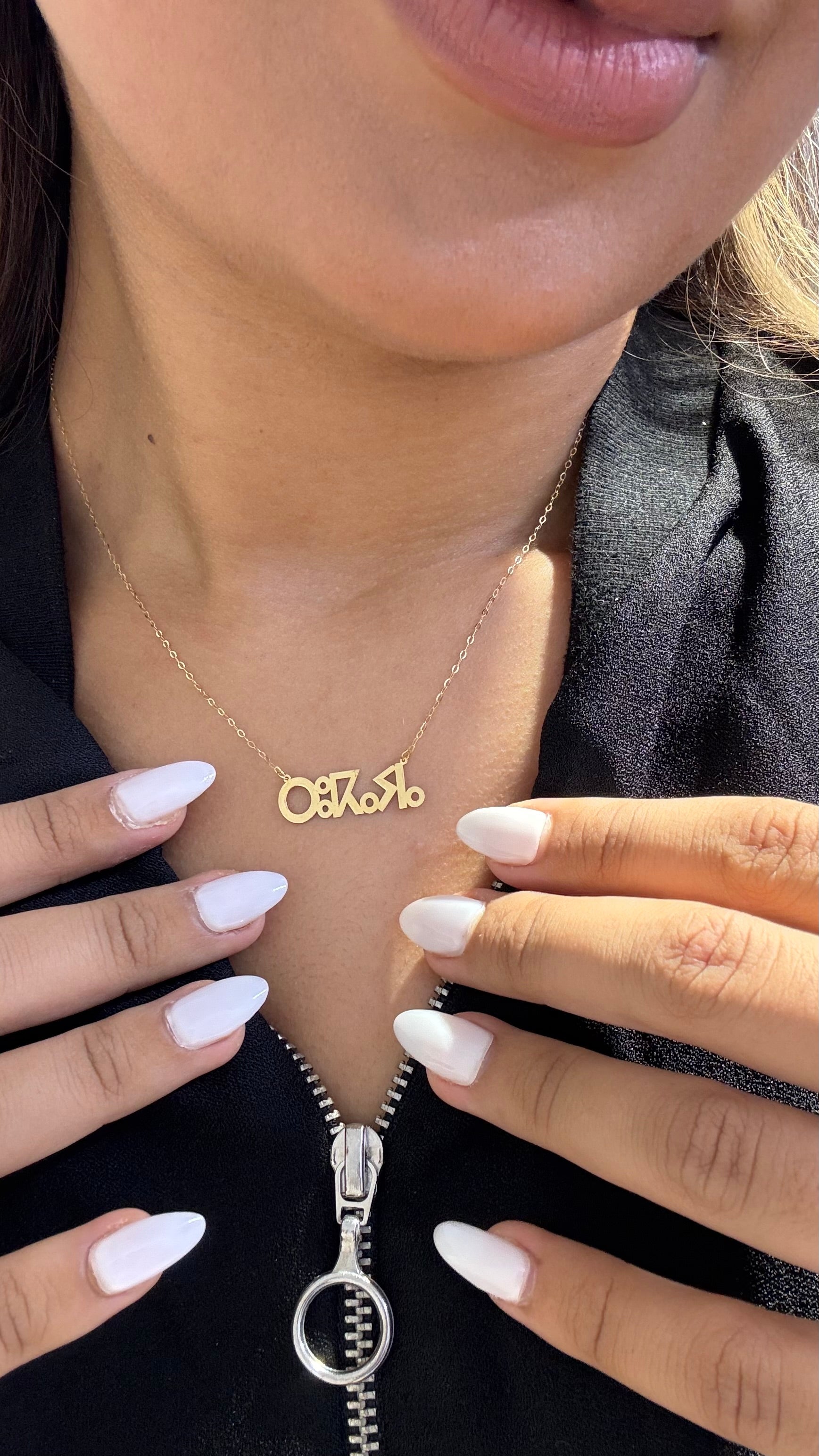 Collier Prénom Personnalisé en Or 18K porté