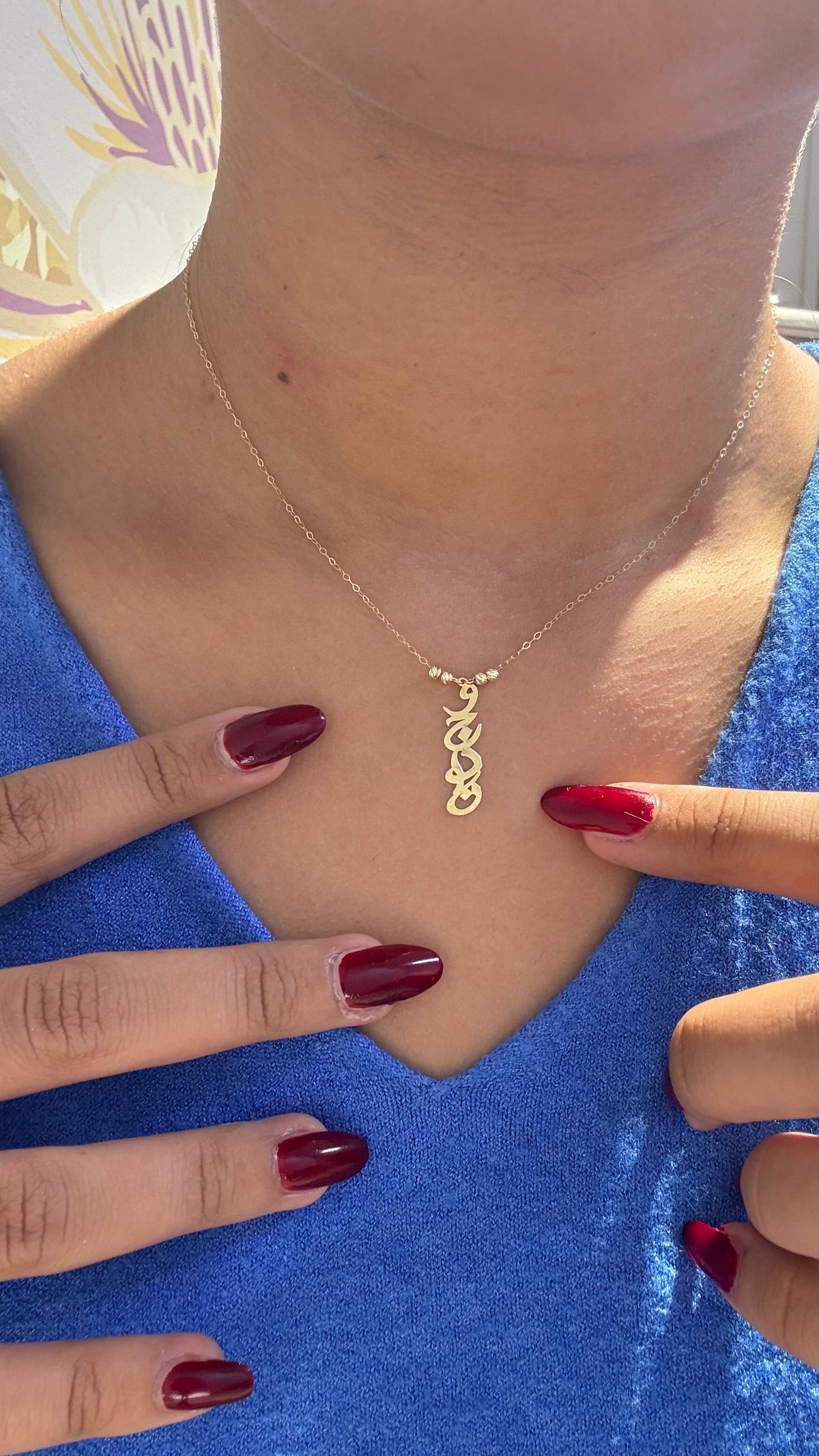 Collier Prénom Personnalisé Vertical en Or 18K porté