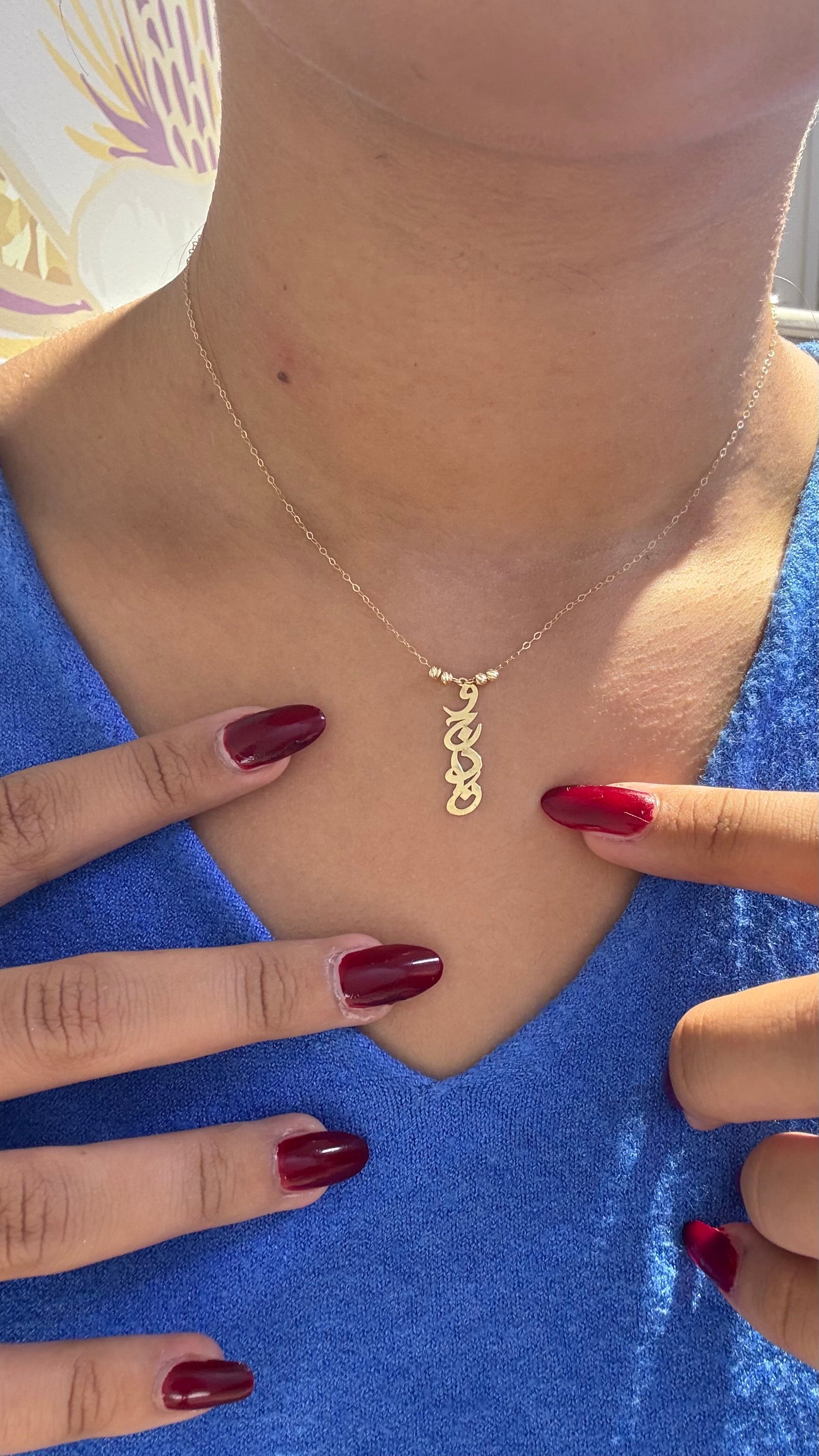 Collier Prénom Personnalisé Vertical en Or 18K porté