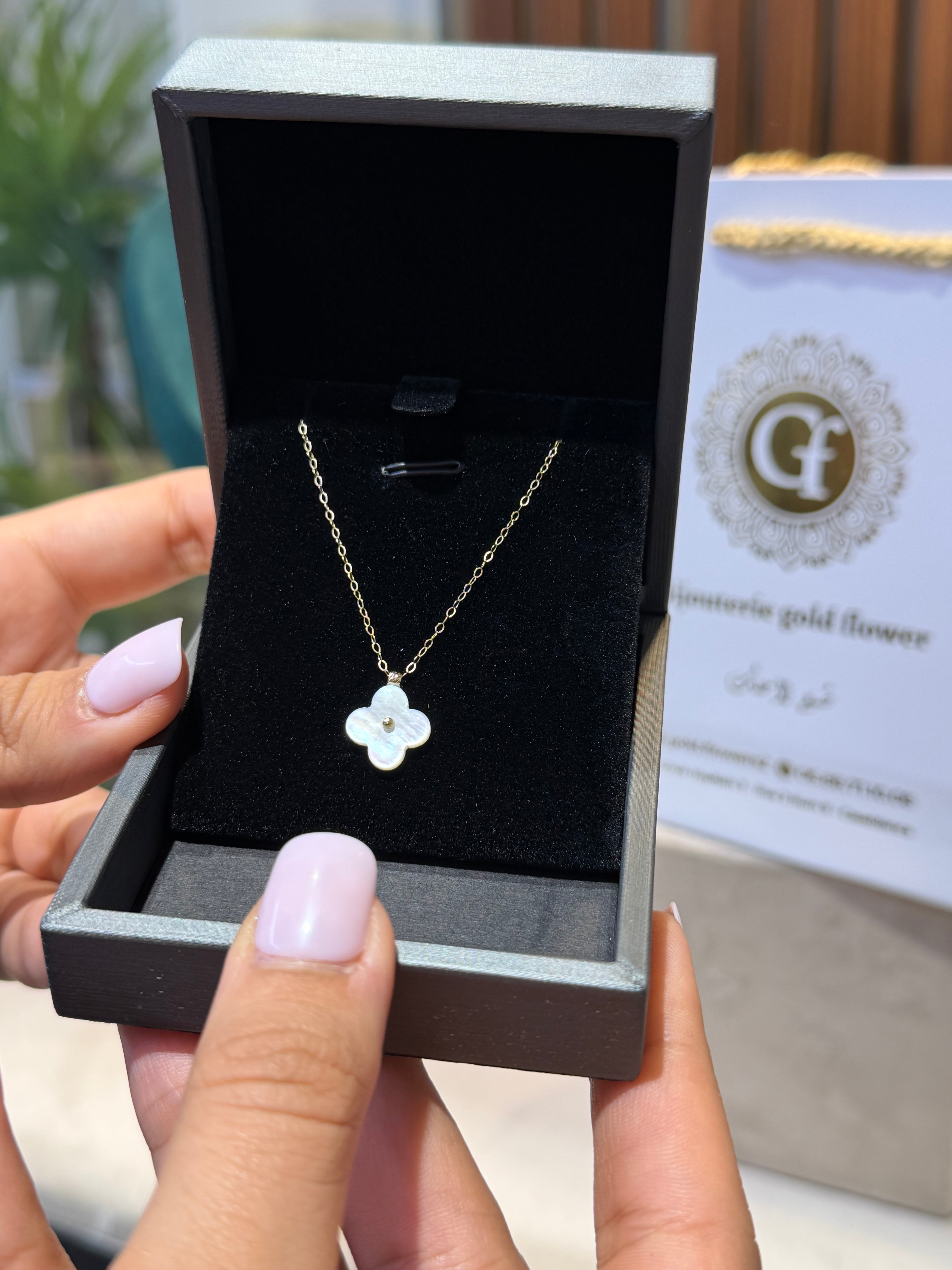 Collier Trèfle Nacre Blanche en Or 18K