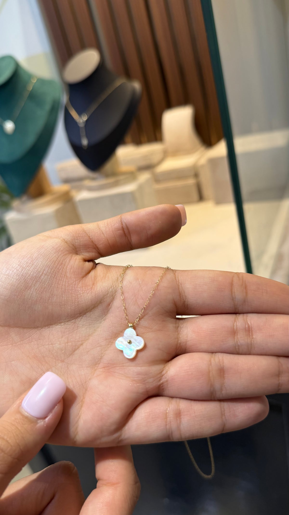 Collier Trèfle Nacre Blanche en Or 18K porté