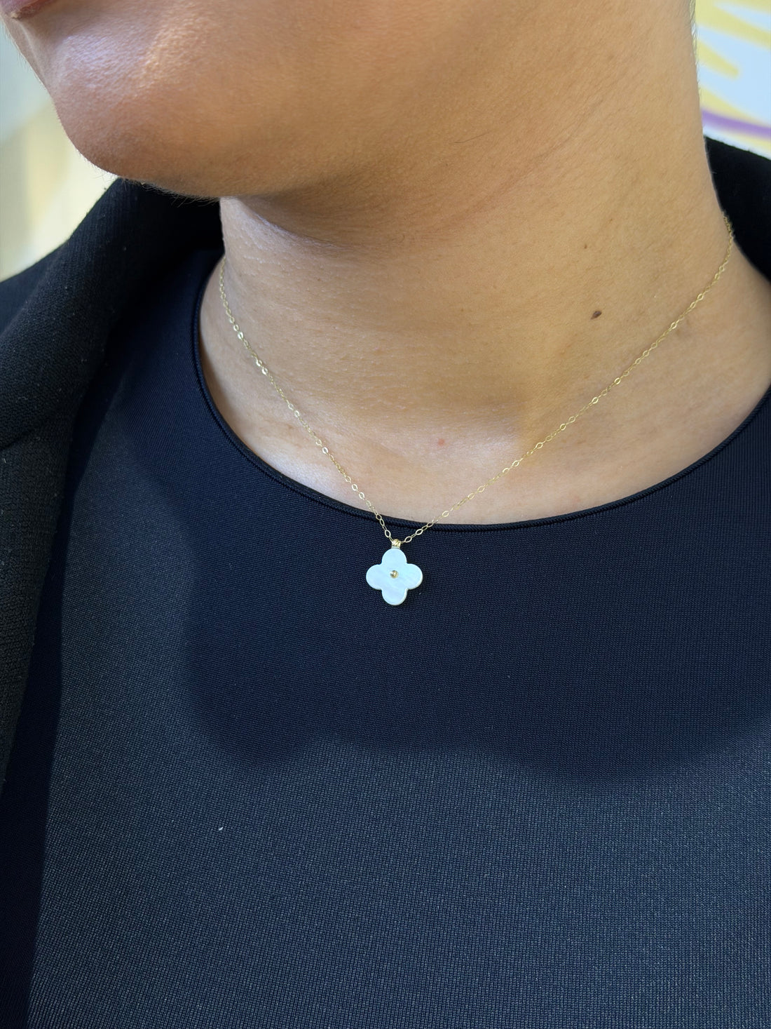 Collier Trèfle Nacre Blanche en Or 18K détail